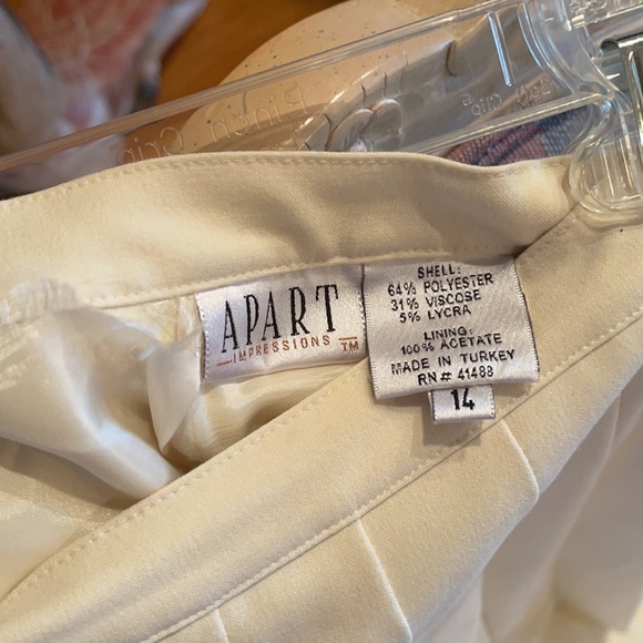 Winter white pleated skirt. - Picture 2 of 3